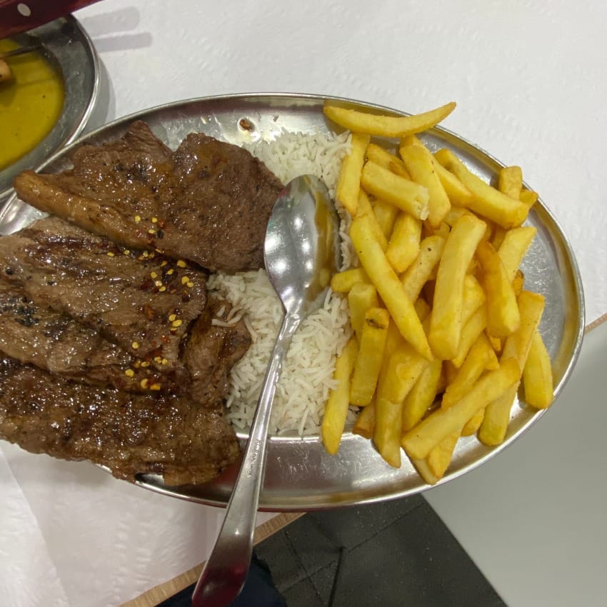 Picanha in a chilli sauce with rice and french fries