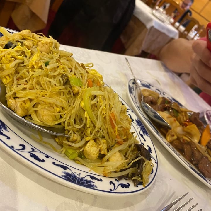 Singapore noodles: Vermicelli stir-fried with chicken, prawns, pork, vegetables, and curried spices in Cantonese style.
