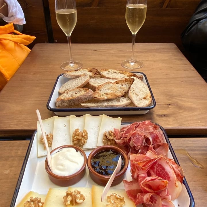 A charcuterie of presunto, Portuguese cheeses, toast and espumante drinks