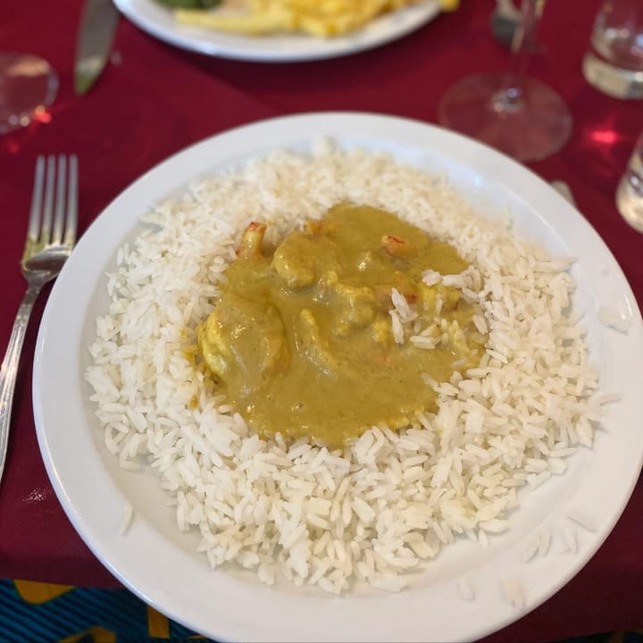 A not-so-spicy prawn curry on a bed of rice, unusual for a traditional tasca